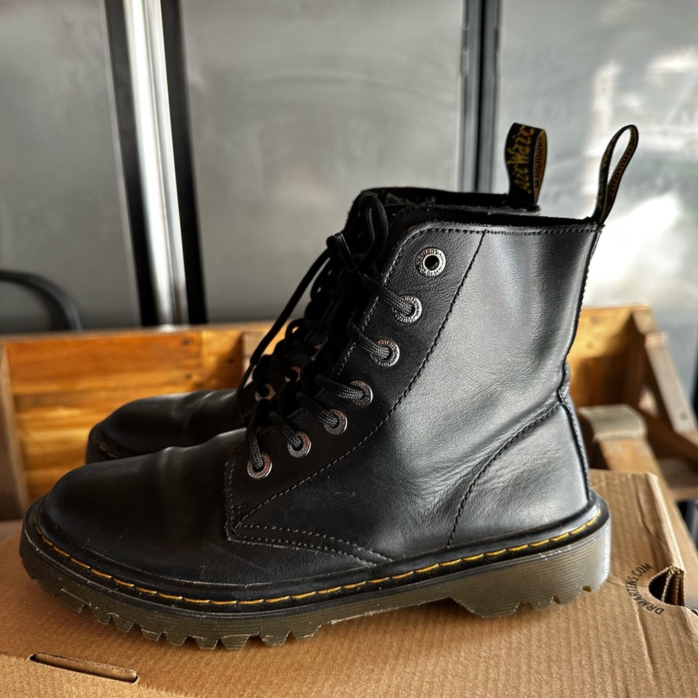 Dr. Martens Womens Luana boots size 8 womans